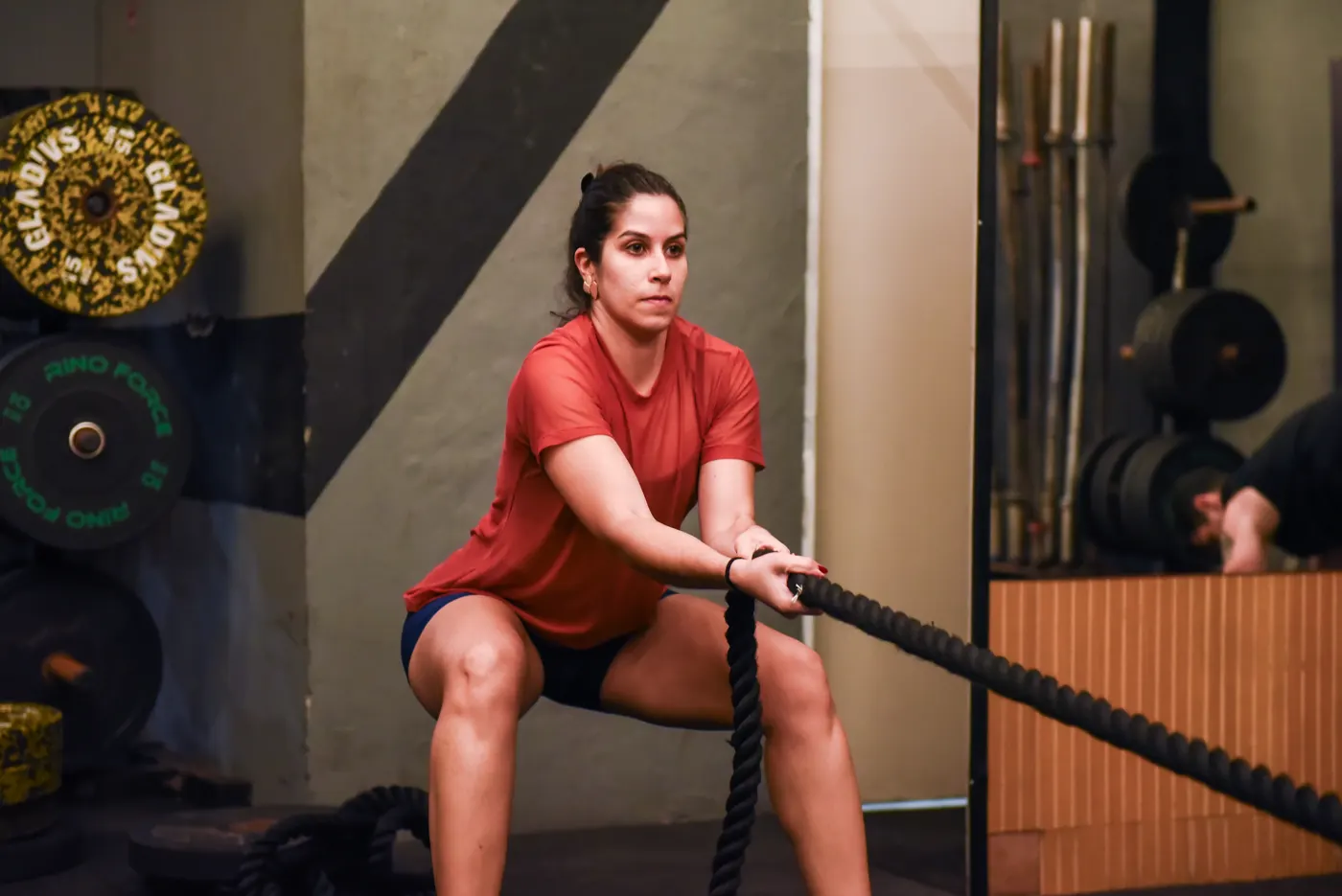 Aluna treinando com corda naval na Elite Fitbox